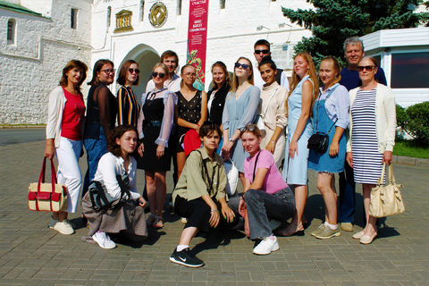 Участники практики у стен Казанского кремля